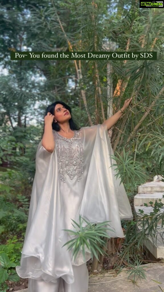 Leslie Tripathy Instagram - Gorgeous @leslietripathy26 in her Fairytale Kaftan by @satyamdesignerstudio 💕✨ #actress #festive #explore #ethnicwear Mumbai, Maharashtra