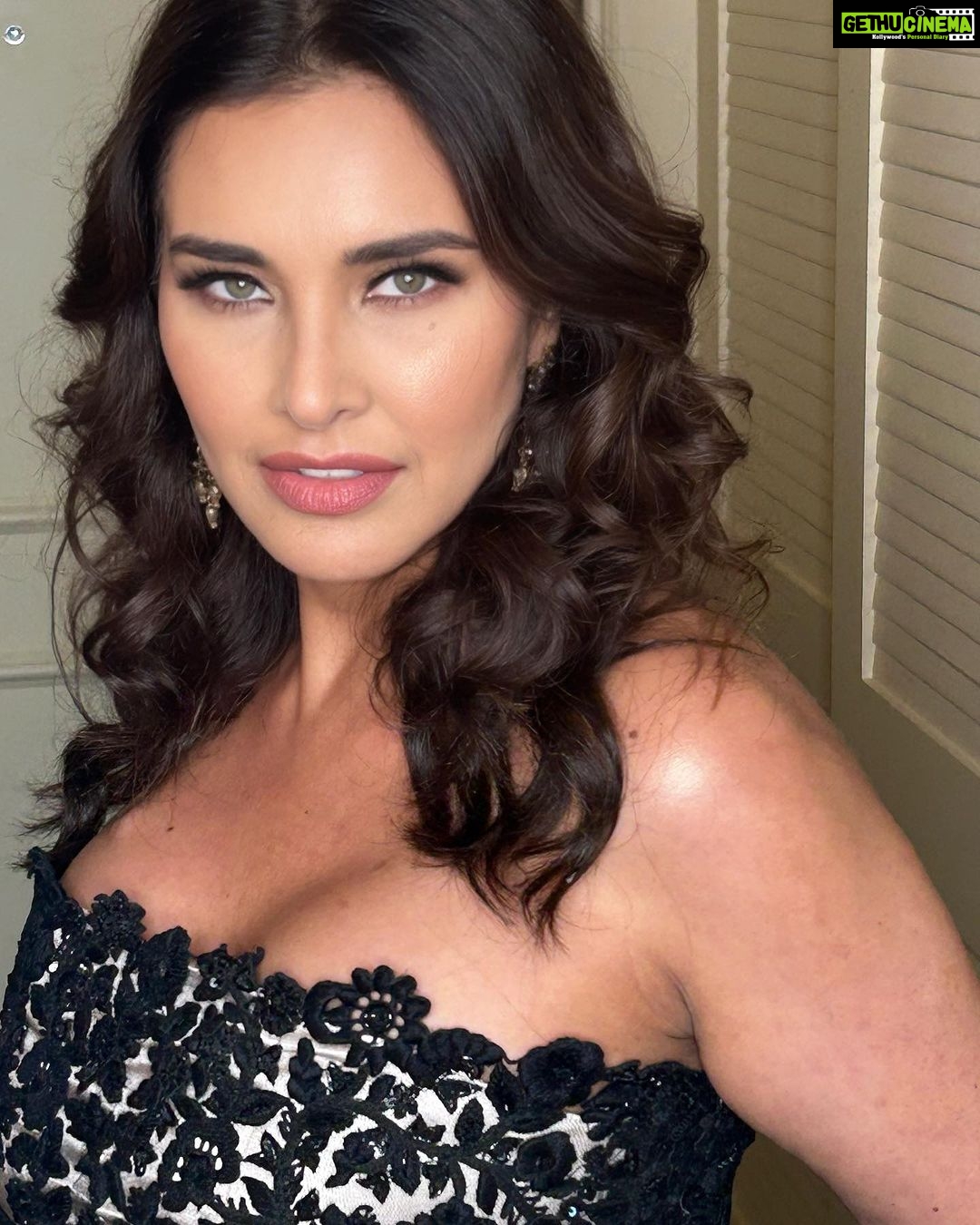 Lisa Ray Instagram - Some days deserve a second look. Sort of like the port scar on my chest. I’ve spent years feeling unlovable, unworthy, awkward and like I’ve been born in the wrong decade. Or like I’ve been dropped at the wrong darbar. (imagine the least charming character Wes Andersen has conjured- that’s me) The imposter syndrome magically began to dissipate after turning 50. Today I proudly claim no expertise in anything but being myself and living a life bursting with love, humour, wellness and exploration. Tough days don’t, however, magically disappear but I claim my autonomy and sensitivity and my right to be many things at once. Girls- women! - the era of creeping quietly into middle age is over. Be whomever you want to be. Be many things all at once. There’s more than one stairway to giddy wholeness, I guess. PS I think your nutrition advise and diet regimen is Ah-mazing @mitunds - have so much energy 🎉 Wearing @ayeshadepala MUH @makeovers_pallaviseth Brisbane, Queensland, Australia