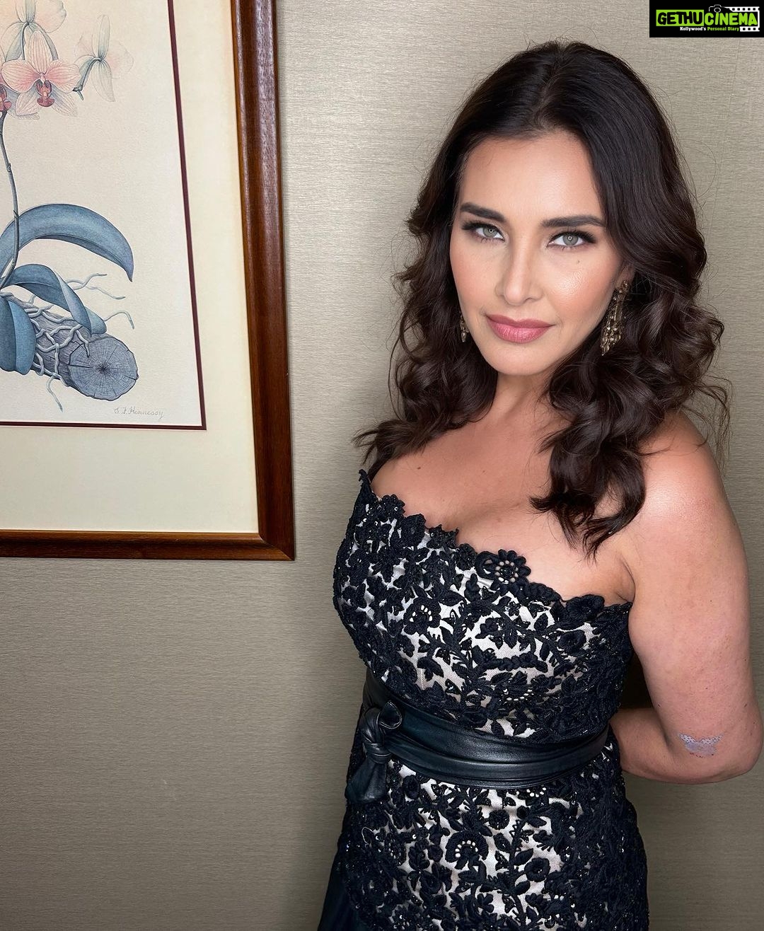 Lisa Ray Instagram - Showtime in Brissy For the ‘Celebrating Unsung Heroes 2023’ event by @simplyhumanaustralia Thanks @prernapahwa @sumitpuriya @beamoreentertainment @samikabhandari @aj_shina …. Wearing @ayeshadepala MUH @makeovers_pallaviseth Stamford Plaza Brisbane