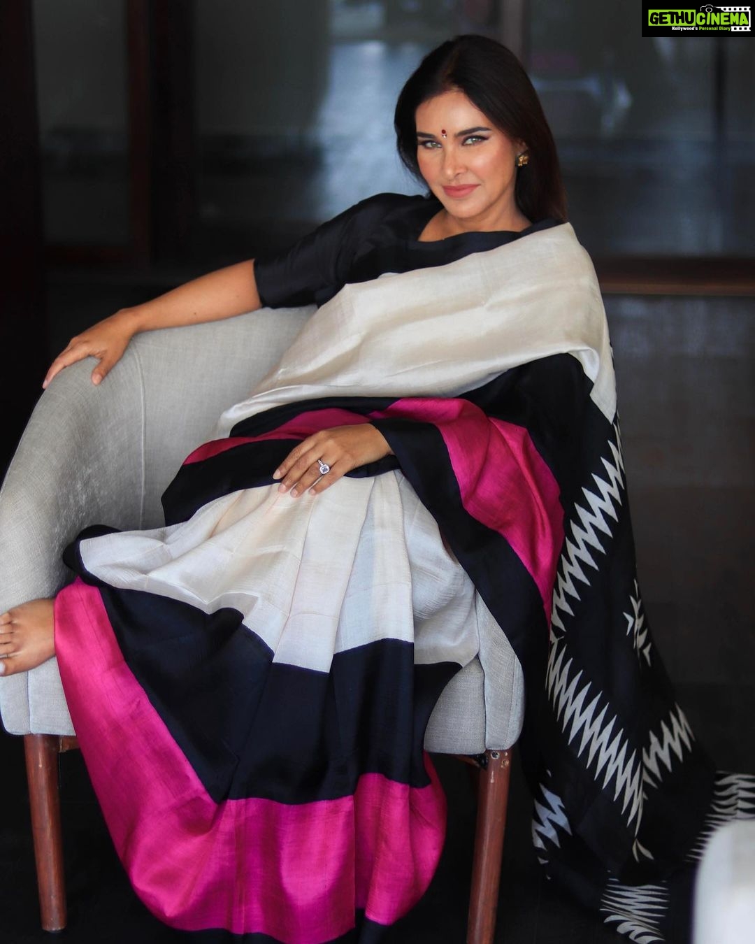 Lisa Ray Instagram - Much more than a glam figure. . Indo-Canadian actress, former supermodel, social activist and author Lisa Ray ( @lisaraniray) in our Rani pure silk Handloom sari. . . Earrings: @shivampanwarjewellery Pic Courtesy: @prerna_saklani_ Makeup: @blushed_by_nupur Location Courtesy: @hyattregencydehradun . . . #thedrapeproject #lisaray #sari #doon #dehradun Hyatt Regency Dehradun