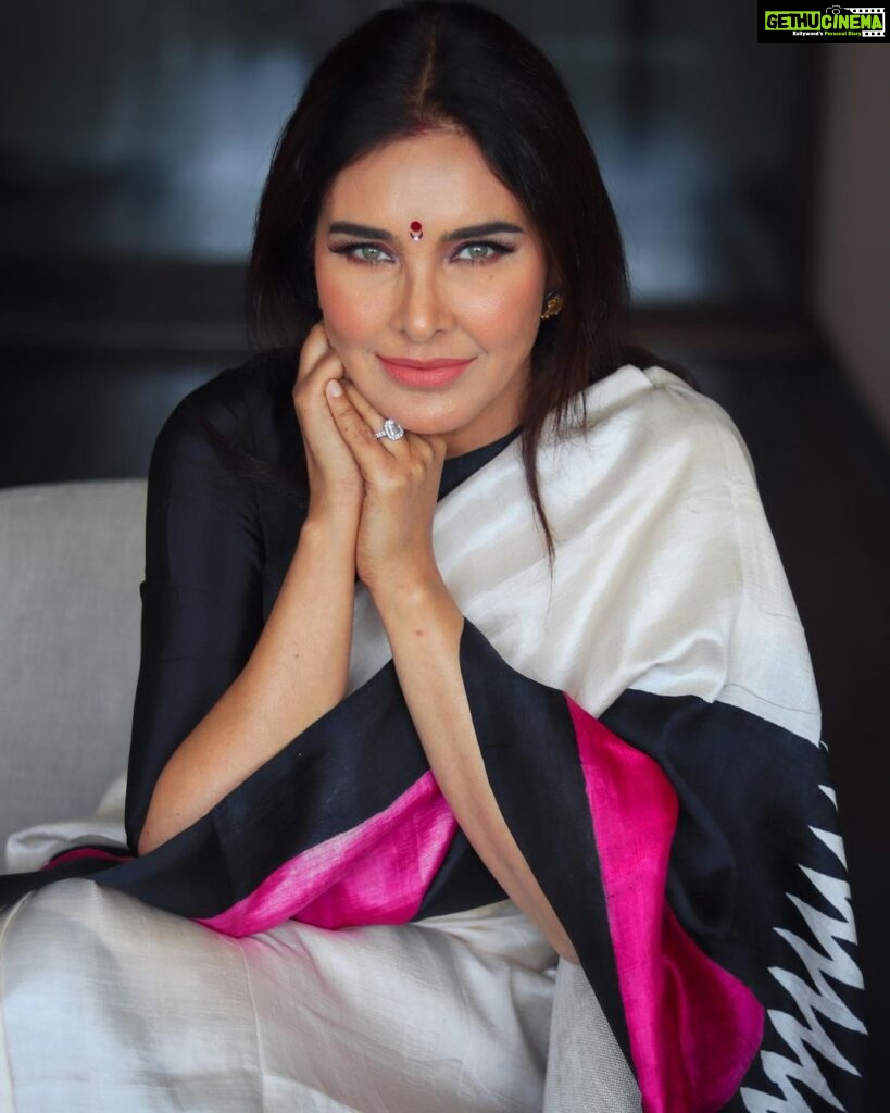 Lisa Ray Instagram - Much more than a glam figure. . Indo-Canadian actress, former supermodel, social activist and author Lisa Ray ( @lisaraniray) in our Rani pure silk Handloom sari. . . Pic Courtesy: @prerna_saklani_ Makeup: @blushed_by_nupur Location Courtesy: @hyattregencydehradun . . . #thedrapeproject #lisaray #sari #doon #dehradun Hyatt Regency Dehradun
