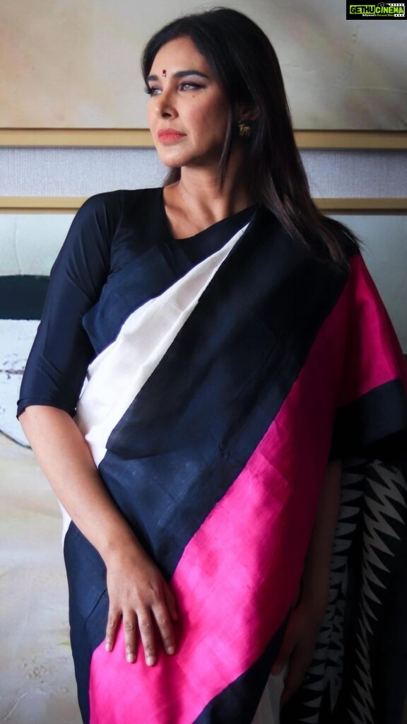 Lisa Ray Instagram - Much more than a glam figure. . Indo-Canadian actress, former supermodel, social activist and author Lisa Ray ( @lisaraniray) in our RANI pure silk Handloom sari. . . Direction: @shivampanwar2741 Earrings: @shivampanwarjewellery Pic Courtesy: @prerna_saklani_ Makeup: @blushed_by_nupur Location Courtesy: @hyattregencydehradun . . . #thedrapeproject #lisaray #sari #doon #dehradun #saree #dlf #author #actor Hyatt Regency Dehradun