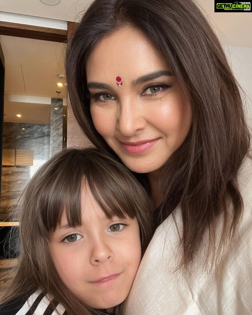 Lisa Ray Instagram - Getting ready for @dehradunliteraturefestival with my littles. This week they are off from school and I really wanted to bring them along to experience Dehradun. We’ve had a great experience @hyattregencydehradun one of the most kid friendly resorts I’ve stayed at 💕 MUH @blushed_by_nupur Sari @shivampanwarofficial Hyatt Regency Dehradun