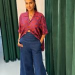 Lisa Ray Instagram - Thanks @__artvika__ for this one ☝️ BTS for @thewordmagazine Ageless Feature @sujstyle and myself shot in Dubai Lisa is wearing all jewellery by @shriramhariramjewellers , a pink shirt by @gucci , and a green shirt by @reemaameer The Team:  Editor-In-Chief: @nandinibhalla Photographer: @hasanelsayed_ Styling: @upasg Content Director: @radhika_bhalla Managing Editor: @sharmameghna MUA: @beautybyaudreysangma Hair: kanishaamakeupandhair Read the interview on thewordmag.com
