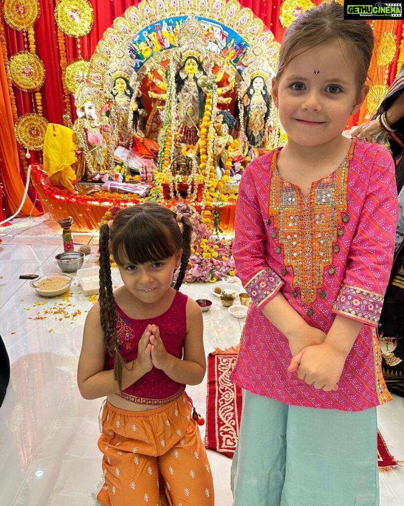 Lisa Ray Instagram - Maha Navami was just so warm, delicious, colorful and fun. We love Ma Durga. We love celebrating Pujo every year since we were very young. Thank you to our friends @sachindubai and @nandinisendubai for inviting us ❤️ Happy Vijayadashami everyone! Shubho Bijoya Dashami! Happy Dussehra!