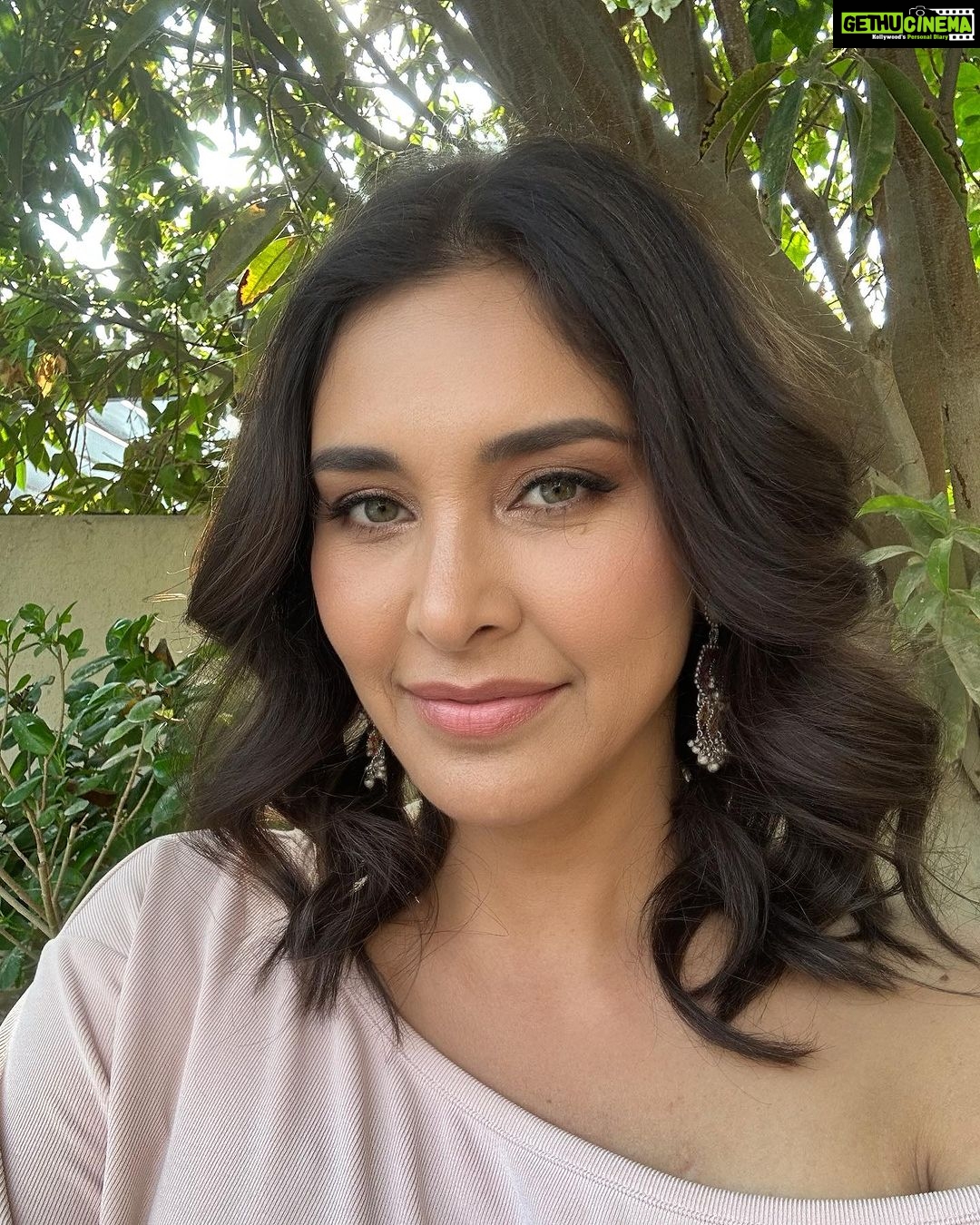Lisa Ray Instagram - Hello Friends and Lovers - Just basking in the garden after filming some more content taking on Taboo Topics : the Menopause edition. Pausing to consider some of the things that fell out of my mouth: what have I lost? What have I gained? Who am I today, more than a decade into my Menopause career, at 51? Get outside if you can, swallow the breeze, tilt your face to the sun and stay tuned for more 🌸 MUH @jaynadesaimakeupandhair