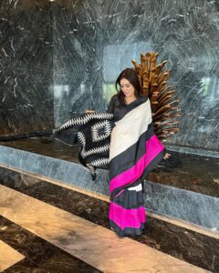 Lisa Ray Instagram - S A R I L O V E MUH @blushed_by_nupur Sari @shivampanwarofficial Location @hyattregencydehradun for @dehradunliteraturefestival Hyatt Regency Dehradun