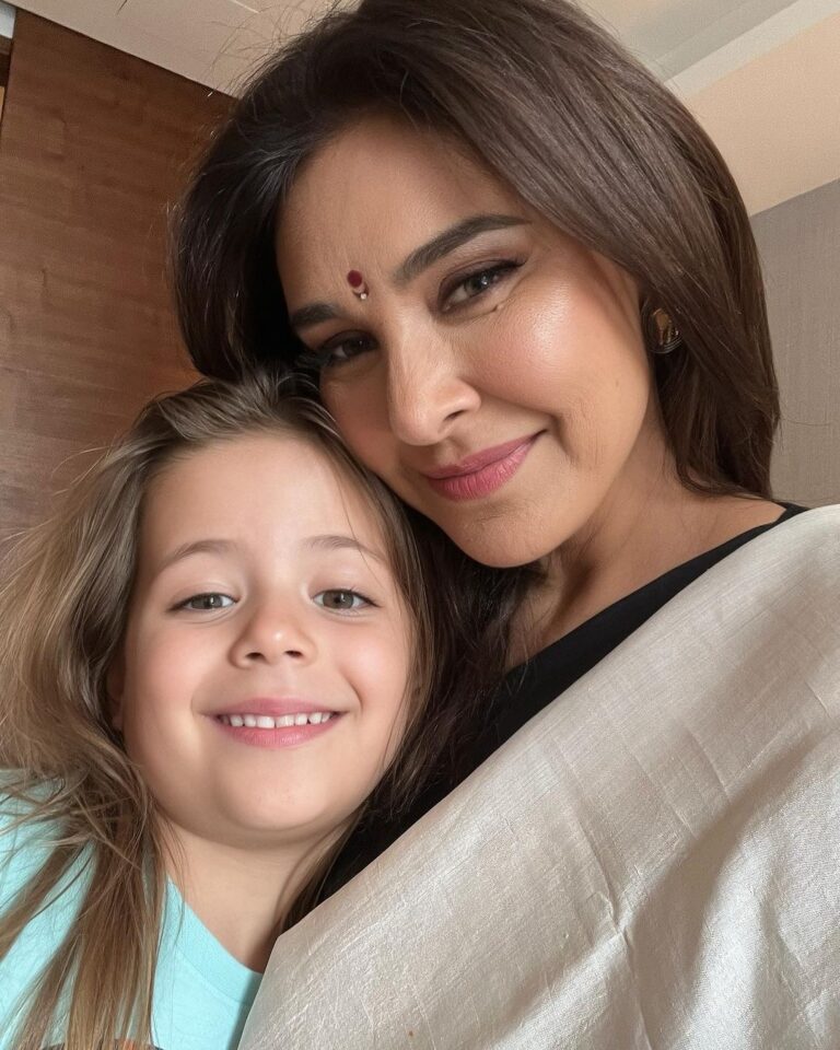 Lisa Ray Instagram - Getting ready for @dehradunliteraturefestival with my littles. This week they are off from school and I really wanted to bring them along to experience Dehradun. We’ve had a great experience @hyattregencydehradun one of the most kid friendly resorts I’ve stayed at 💕 MUH @blushed_by_nupur Sari @shivampanwarofficial Hyatt Regency Dehradun
