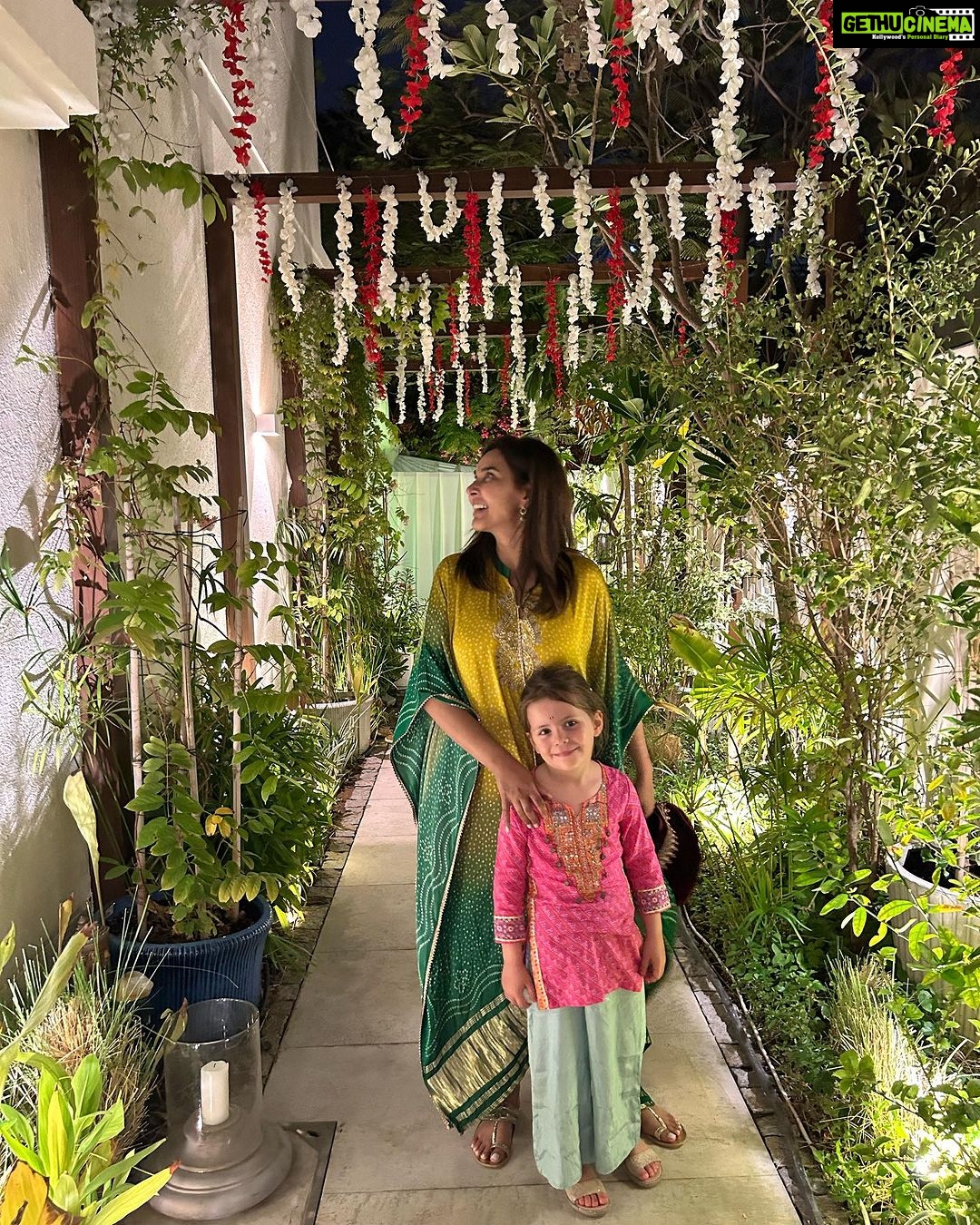 Lisa Ray Instagram - Maha Navami was just so warm, delicious, colorful and fun. We love Ma Durga. We love celebrating Pujo every year since we were very young. Thank you to our friends @sachindubai and @nandinisendubai for inviting us ❤️ Happy Vijayadashami everyone! Shubho Bijoya Dashami! Happy Dussehra!