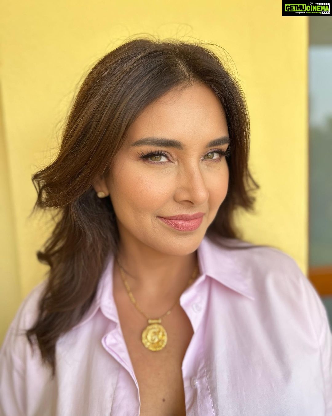 Lisa Ray Instagram - Heading to @museumofthefuture for a panel discussion on NFT art at #Luxverse2023 Thank you @houseofritika @colabcloud for inviting me Take a look @theupsidespace booth if you pop by …… Thanks for: Makeup @zoharashereenmakeup_academy Hair @cutelooksaloon #luxverse2023 #metaverseconclave #theupsidespace