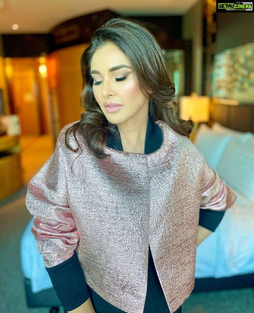 Lisa Ray Instagram - Makeup for beautiful @lisaraniray at “Pink Warrior” Breast Cancer Awareness Event yesterday organized by @healthmagae @thumbaymedia @thumbayhospitaluae #nofilter #noretouch It was an honor for me and my beauty lounge @theartistbeautylounge to support a cause that matters, Hair styling for Lisa by my lovely team💗 With Grace & resilience beautiful and truly inspiring @lisaraniray shared a compelling session that delves into her remarkable journey overcoming challenges and fight against cancer. Lisa you are beautiful inside out and I’m so honored to know you upclose personal 💗 #pinkwarriors #PinkWarriorsDubai #Breastcancerawarenessmonth #pinkoctober #Lisaray #theartistreshumalhotra #dubaimakeupartist #celebritymakeup #healthmagae Sheraton Grand Hotel, Dubai, UAE