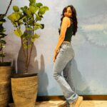 Losliya Mariyanesan Instagram - Be your own reason to smile 🤍