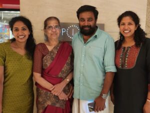 M. Sasikumar Instagram - Mythili ,my childhood friend and 5th std classmate at peters school. A strong friendship that continues till date.Whenever she travels from London to India, We make sure to meet and share some beautiful moments with our friends n family, As always it was a wonderful time seeing you #Mythili #Shiyamli and amma after a long while.
நட்பே ஜெய்க்கட்டும் 😍
#friends #friendship 
#india #london @mythili.sk28