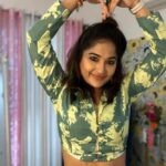 Madhavi Latha Instagram - Just self joy , and hope u don’t judge me , just timepass …. Kaasepu meeru kuda navvukuntaru … consider that as am not a dancer Thank you so much #selfjoy #selflove #timepass