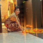 Madhavi Nimkar Instagram – Diwalichy saglyanna Bharbharun shubhetcha !!! 💖🙏🏻
.
.
#myfevorite #festival #diwali2023 #saree