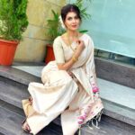 Madhavi Nimkar Instagram - When I wear saree…..I am ready to pose 🌸🌸 . Saree - @tanishkweddingsaree Jewellery - @treasureboxforyou