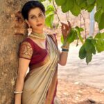 Madhavi Nimkar Instagram - Set peace of mind as your highest goal, and organise your life around it 💖 #peace #life #happiness #smile 🫶🏻 #onset . Saree @tanishkweddingsaree Jewellery @sudiksha_art_jewellery_1912
