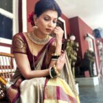 Madhavi Nimkar Instagram - Set peace of mind as your highest goal, and organise your life around it 💖 #peace #life #happiness #smile 🫶🏻 #onset . Saree @tanishkweddingsaree Jewellery @sudiksha_art_jewellery_1912