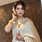 Madhavi Nimkar Instagram - When I wear saree…..I am ready to pose 🌸🌸 . Saree - @tanishkweddingsaree Jewellery - @treasureboxforyou
