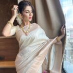 Madhavi Nimkar Instagram - When I wear saree…..I am ready to pose 🌸🌸 . Saree - @tanishkweddingsaree Jewellery - @treasureboxforyou