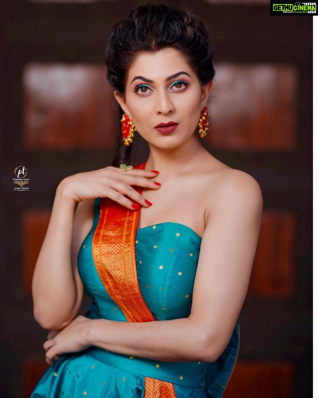 Madhavi Nimkar Instagram - โStar pravah parivar puraskar 2023โ ๐ธ๐ธ๐ธ @star_pravah . . Style by @durggapaithanisbydarshna @durggabydarshana ๐ค . Make up and hair @makeup_artist_priyanka_taras โค๏ธ @sneha_sanas_makeupartist . Photography ๐ธ@aniket_kadlak_photography_ Jewellery and footwear by @theelanstyle ๐