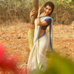 Madhavi Nimkar Instagram – Secret hidden in my heart 🫶🏻🤫😉
Happiness 💃💃
Shalini’s next plan 
.
.
#sunday #shooting #shootingtime 
#instagood #onset