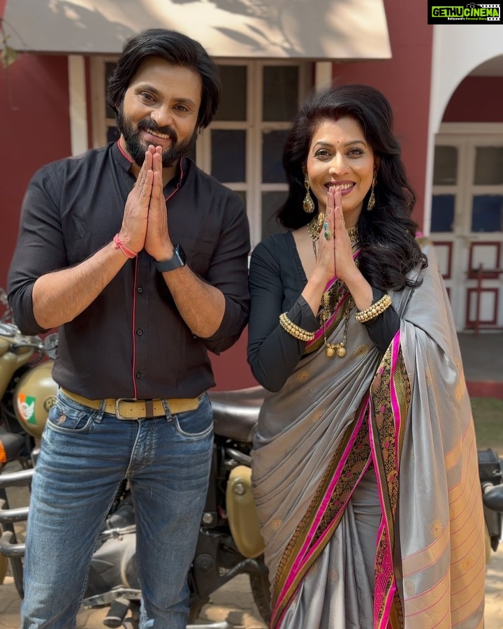 Madhavi Nimkar Instagram - Makar sankrantichya shubhetcha from Shalini & Malhar 🙏🏻🙏🏻 . . #smnkafamily💝 #starpravah @star_pravah