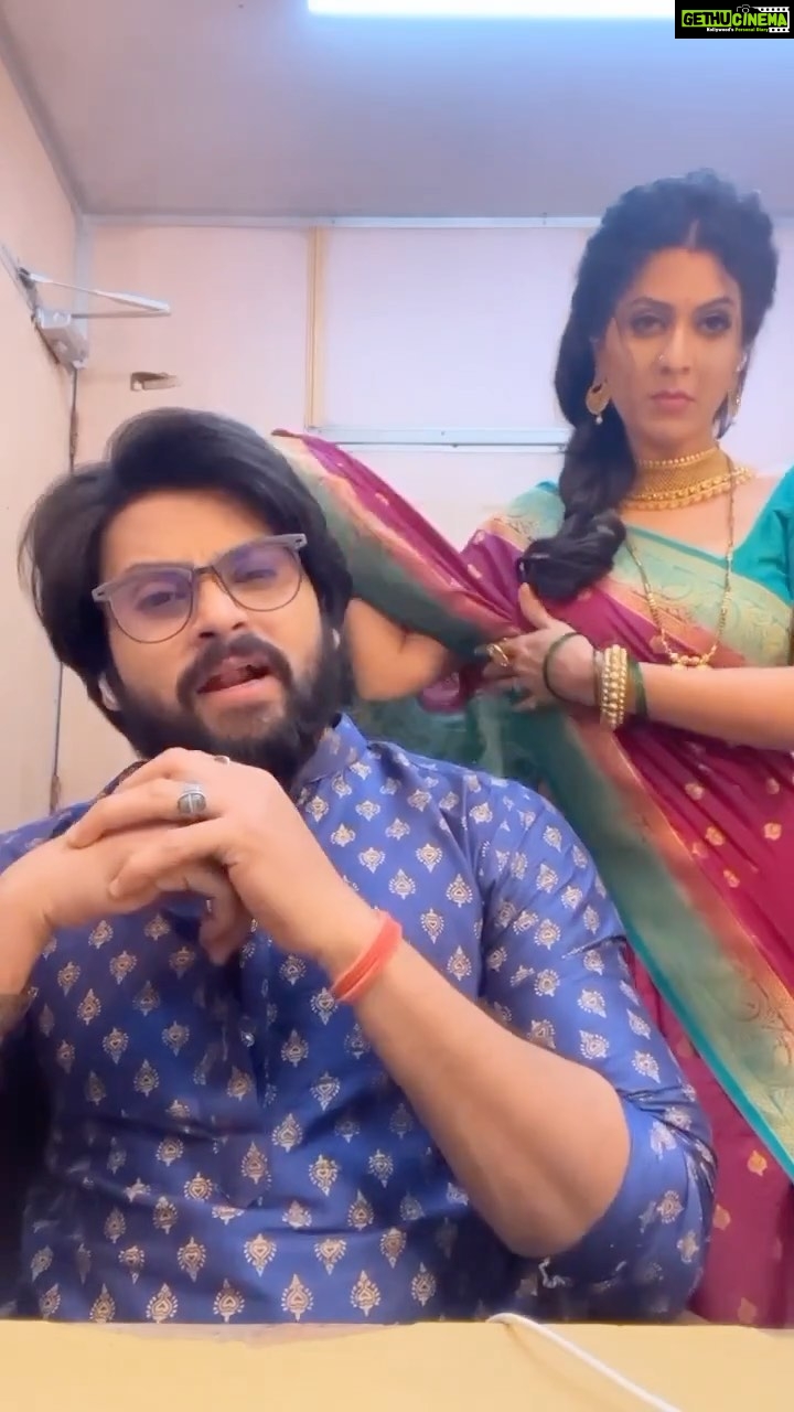 Madhavi Nimkar Instagram - Are deeevvaa 🤦🏻♀️😣 . Something funny between the scene 💃 #funnyreels #smnkaset #starpravah #webothcrazy #monday #funnyreelsvideo #instagramreels #funny💕