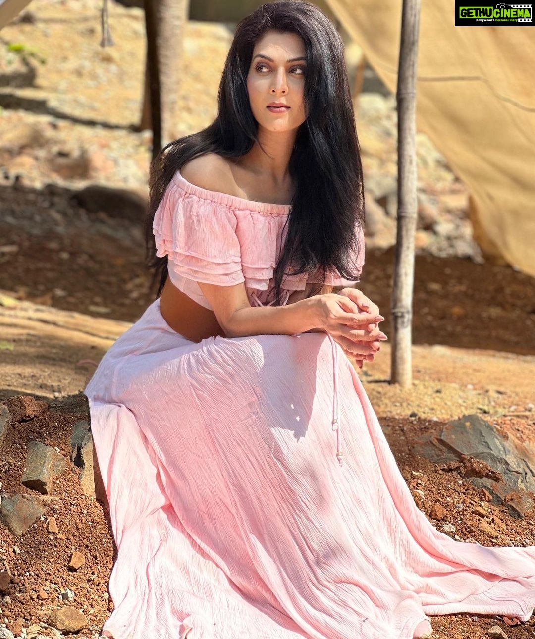 Madhavi Nimkar Instagram - You are looking at different me Than I am looking at πΈππ¦ . . PC - kapil β¦ Thank you π