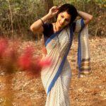 Madhavi Nimkar Instagram – Secret hidden in my heart 🫶🏻🤫😉
Happiness 💃💃
Shalini’s next plan 
.
.
#sunday #shooting #shootingtime 
#instagood #onset