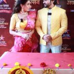 Madhavi Nimkar Instagram - पहा कोण जिंकतंय हे #FlipTheBottleChallenge पहा #StarPravahGaneshotsav2023 on 24th September, 7 PM Star प्रवाहवर.... ‘Star प्रवाह गणेशोत्सव २०२३’ ।। आरती घराघरातली ।। #AartiGharagharatali #Ganeshotsav2023 #StarPravah