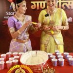 Madhavi Nimkar Instagram - पहा कोण जिंकतंय हा मजेशीर खेळ... पहा #StarPravahGaneshotsav2023 on 24th September, 7 PM Star प्रवाहवर.... ‘Star प्रवाह गणेशोत्सव २०२३’ ।। आरती घराघरातली ।। #AartiGharagharatali #Ganeshotsav2023 #StarPravah