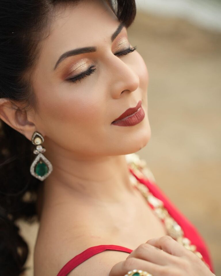 Madhavi Nimkar Instagram - Bold red ❤️💖🌹💕 . . #straprah #dhinchakdiwali #2023 #shalini 🌹 . Makeup by @supriya_pawar_bridal_makeover Style by @theelanstyle Photos by @filmmaker_25 Jewellery by @jizajewellerystudio