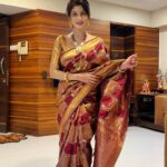 Madhavi Nimkar Instagram - Diwalichy saglyanna Bharbharun shubhetcha !!! 💖🙏🏻 . . #myfevorite #festival #diwali2023 #saree