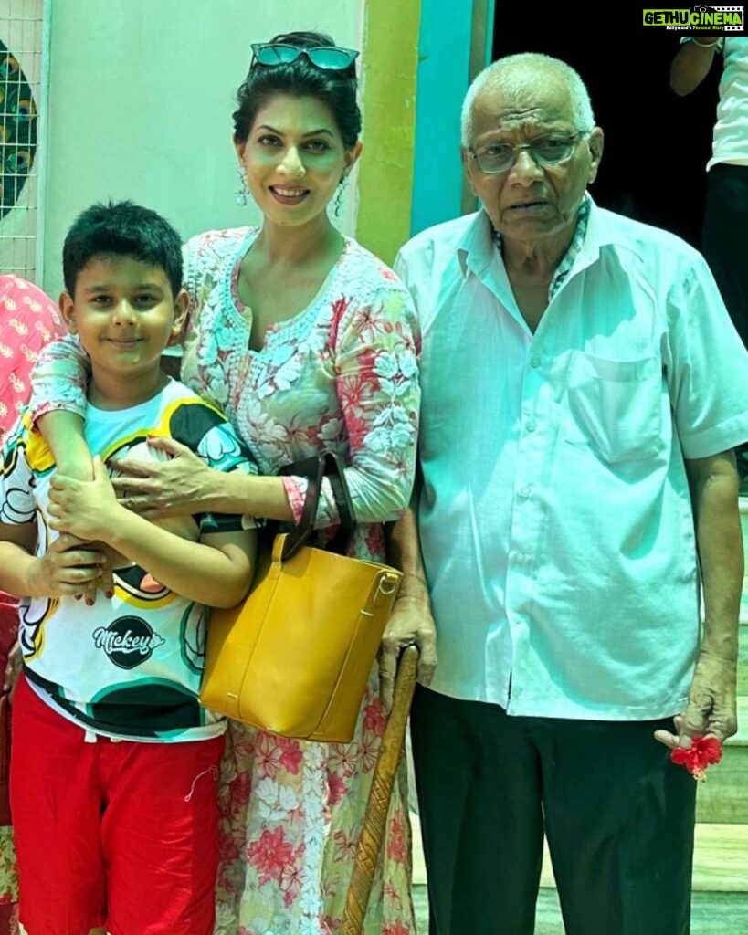 Madhavi Nimkar Instagram - Happy Father’s Day baba….💐🌹 Thank you for giving birth to me. thank you for your support, Thank you for your positive and kind words , thank you for forgiving my all mistakes , thank you baba for everything 🙏🏻 . . #baba #fathersday