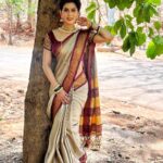 Madhavi Nimkar Instagram - Set peace of mind as your highest goal, and organise your life around it 💖 #peace #life #happiness #smile 🫶🏻 #onset . Saree @tanishkweddingsaree Jewellery @sudiksha_art_jewellery_1912