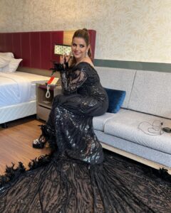 Madhu Sharma Instagram - "A black gown is the epitome of classic elegance… It’s simplicity speaks volumes and it’s allure is undeniable”… My look for the Filmfare Femina Bhojpuri Icons…

Styled by - @bhakti_designer @hitendrakapopara 
Makeup - @atulshinde
Hair - @koyandemangal 

#filmfarefeminabhojpuriicons #filmfare #femina #bhojpuri #redcarpet