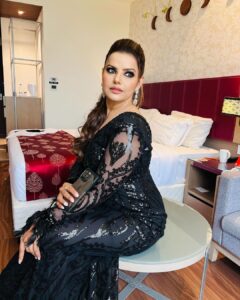Madhu Sharma Instagram - "A black gown is the epitome of classic elegance… It’s simplicity speaks volumes and it’s allure is undeniable”… My look for the Filmfare Femina Bhojpuri Icons…

Styled by - @bhakti_designer @hitendrakapopara 
Makeup - @atulshinde
Hair - @koyandemangal 

#filmfarefeminabhojpuriicons #filmfare #femina #bhojpuri #redcarpet
