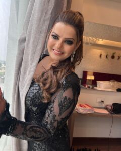 Madhu Sharma Instagram - "A black gown is the epitome of classic elegance… It’s simplicity speaks volumes and it’s allure is undeniable”… My look for the Filmfare Femina Bhojpuri Icons…

Styled by - @bhakti_designer @hitendrakapopara 
Makeup - @atulshinde
Hair - @koyandemangal 

#filmfarefeminabhojpuriicons #filmfare #femina #bhojpuri #redcarpet