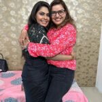 Madhu Sharma Instagram - Words cannot describe the feeling when you see your friend after sooo soooo long. Thank you @madhhuis for making this short but sweet visit I know you just came to see me even if it was for a short while😘😘😘. And of course the pastries you got 😋😋😋😋