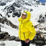 Madhu Sharma Instagram - In the face of a towering mountain, I find myself humbled and inspired. It reminds me that I am a small part of this vast world, yet capable of achieving great heights #buranghati #himalayas #trekking #trek #reels #reelitfeelit #reelkarilofeelkaro #trending #trendingreels Buran Ghati