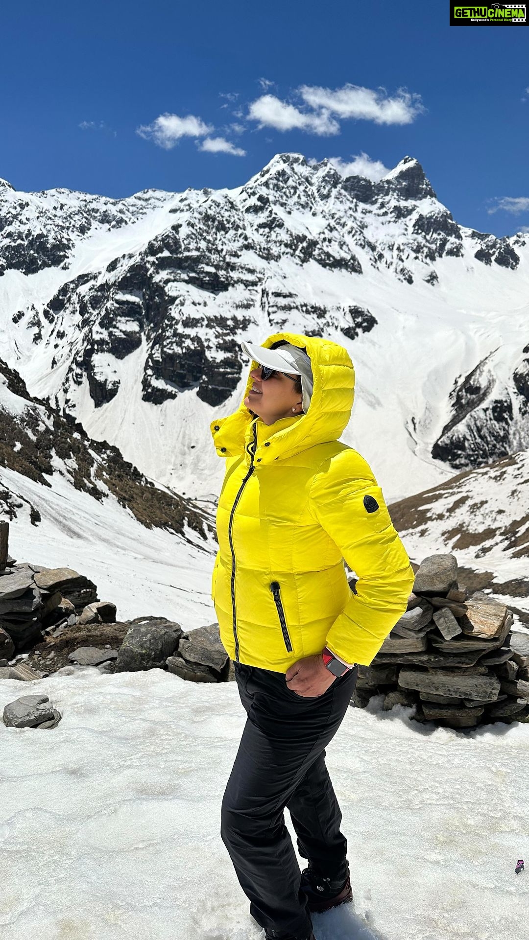Madhu Sharma Instagram - In the face of a towering mountain, I find myself humbled and inspired. It reminds me that I am a small part of this vast world, yet capable of achieving great heights #buranghati #himalayas #trekking #trek #reels #reelitfeelit #reelkarilofeelkaro #trending #trendingreels Buran Ghati