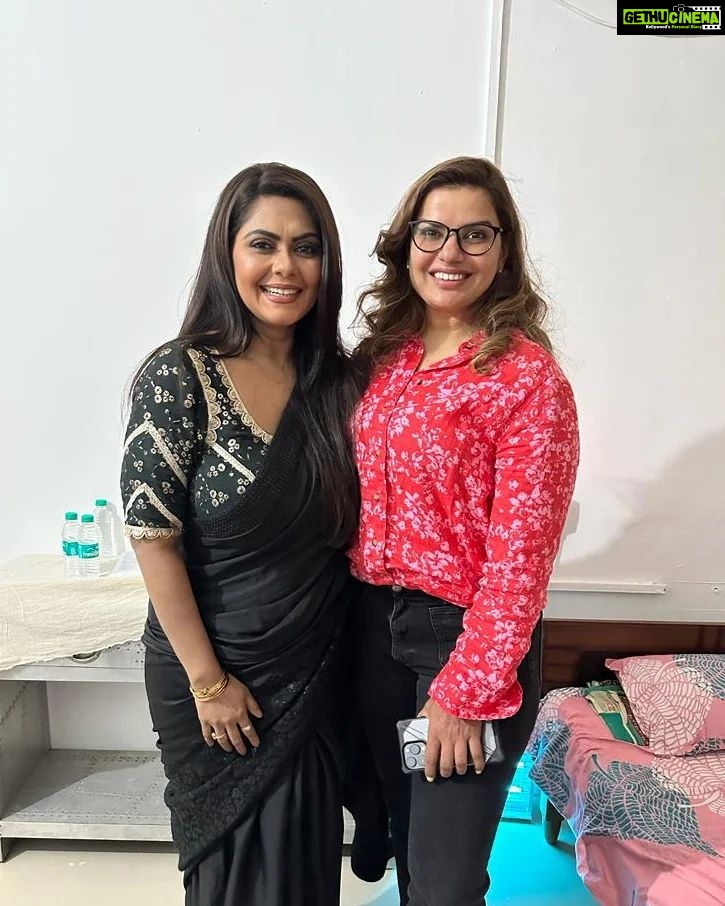 Madhu Sharma Instagram - Words cannot describe the feeling when you see your friend after sooo soooo long. Thank you @madhhuis for making this short but sweet visit I know you just came to see me even if it was for a short whileπππ. And of course the pastries you got ππππ