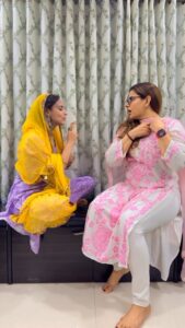Madhu Sharma Instagram - Bahu hain ya patta gobhi 🤣🤣🤣🤣😂😂😂😂

#reelsvideo #reels #reelsinstagram #reelkarofeelkaro #reelitfeelit #viral #viralreel #viralvideo #trendingreels #trendingaudio
