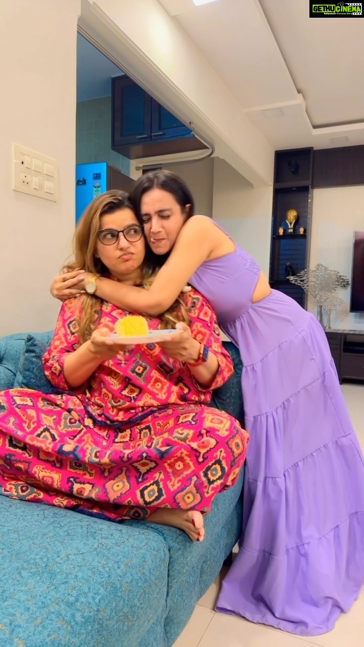 Madhu Sharma Instagram - Can never eat in peace when this aamchor is around… 😜 #reels #ree #reelsinstagram #reelsvideo #reelitfeelit #reelkarofeelkaro #viralvideos #viral #viralpost