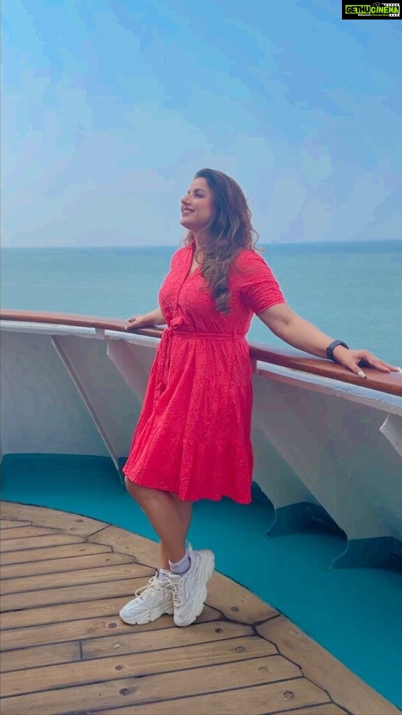 Madhu Sharma Instagram - Cordelia cruise #cordeliacruise #cruising #ship #cruisinglife #sea #sunrise #sunset #black #happy #happyday #experience #wonderful