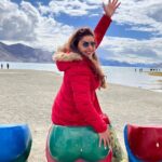 Madhu Sharma Instagram - “Be like a child – clear, loving, spontaneous, infinitely flexible and ready each moment to wonder and accept a miracle” #pangonglake #leh #ladakhtrip #ladakh #nubravalley #happy #happiness #masti #child #childinme #explorepage #explore #exploring Pangong Tso
