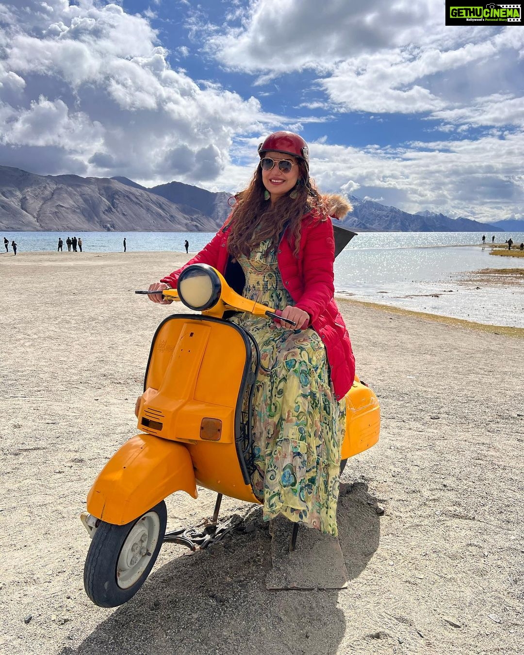 Madhu Sharma Instagram - “Be like a child – clear, loving, spontaneous, infinitely flexible and ready each moment to wonder and accept a miracle” #pangonglake #leh #ladakhtrip #ladakh #nubravalley #happy #happiness #masti #child #childinme #explorepage #explore #exploring Pangong Tso