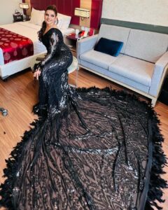 Madhu Sharma Instagram - "A black gown is the epitome of classic elegance… It’s simplicity speaks volumes and it’s allure is undeniable”… My look for the Filmfare Femina Bhojpuri Icons…

Styled by - @bhakti_designer @hitendrakapopara 
Makeup - @atulshinde
Hair - @koyandemangal 

#filmfarefeminabhojpuriicons #filmfare #femina #bhojpuri #redcarpet