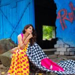 Madhumita Sarcar Instagram - Some colours do not fade away… @shubhadesignstudio @mullickpunam @abhinaskarphotography @makeupbysouravg